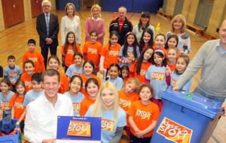 Große Freude in der GGS Lohberg: Dank des Partners NRW.bank dürfen sich Rektorin Sandra Traut, das Kollegium und die Kinder der Dinslakener Grundschule über zwei Jahre garantierte Teilnahme am Projekt "Klasse in Sport" freuen.